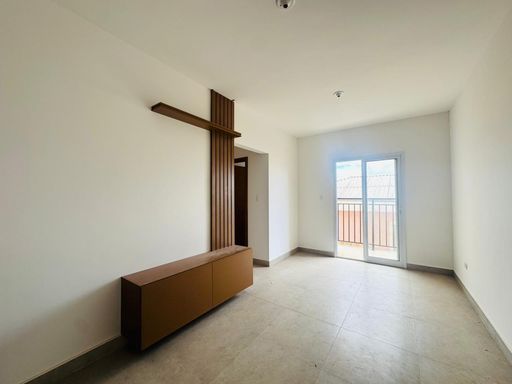 Sala com painel de tv e varanda