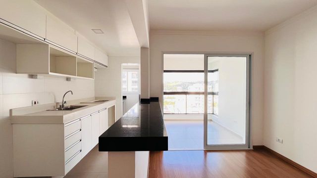 Cozinha planejada integrata a sala e varanda gourmet