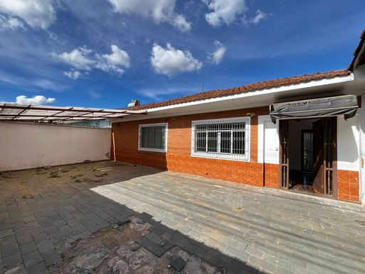 Fachada e garagem