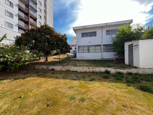 Fachada e quintal