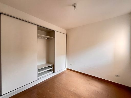 Quarto 1 com armário