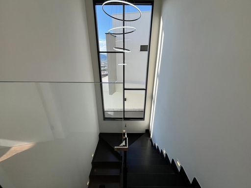 escada com captação de luz natural