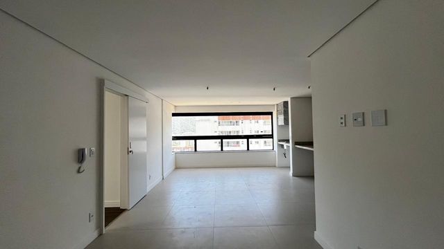 sala integrada a cozinha e varanda