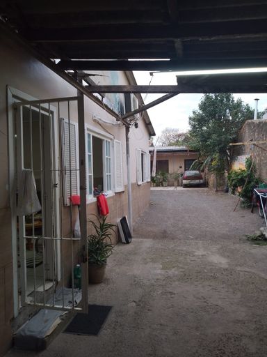 casa meio. Visão da frente p fundos