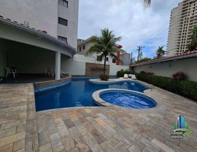piscina ao ar livre em área comum do condomínio