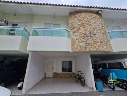 Vaga de garagem em frente a porta de entrada
