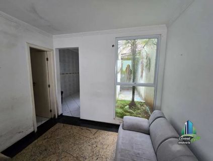 quarto de visita mostrando entrada do banheiro e com saída para o quintal