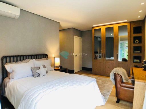 quarto com cama e guarda roupa