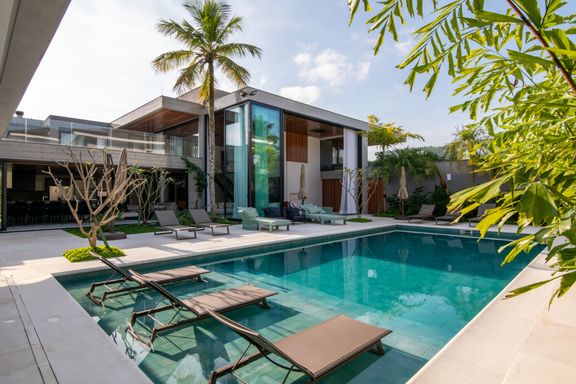 Área externa com piscina e espreguiçadeiras.
