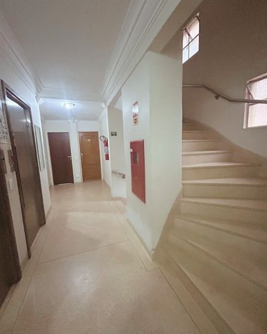 Elevadores e escada de emergência