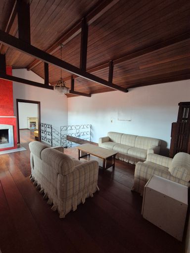 sala com lareira no segundo andar