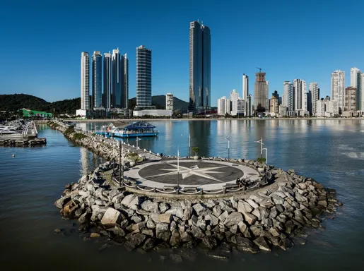 Apartamento para aluguel anual no Centro de Balneário Camboriú