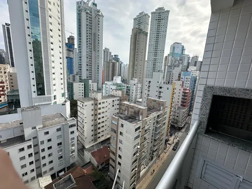 Apartamento para Alugar com 3 quartos, 2 banheiros e 1 vaga — foto 1