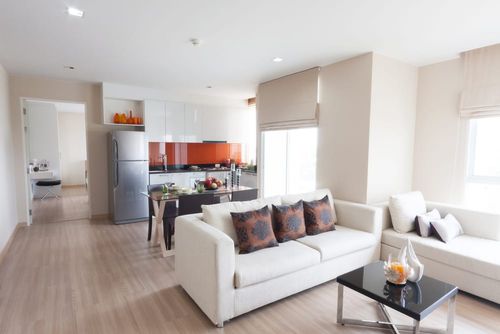 Sala com cozinha americana (móveis não inclusos).