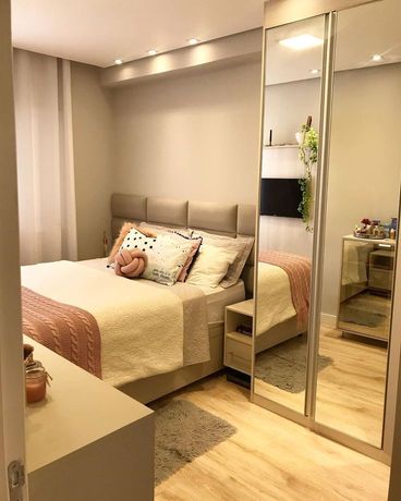 Quarto solteiro com guarda-roupas embutido.