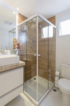 Banheiro moderno, com box de vidro.