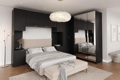 Quarto casal com guarda-roupas embutido.