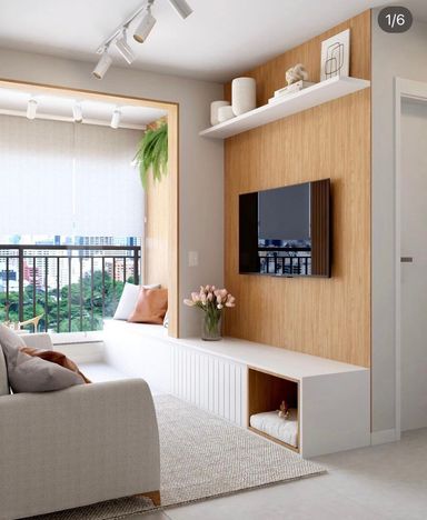 Sala com sacada e vista para a frente do prédio.