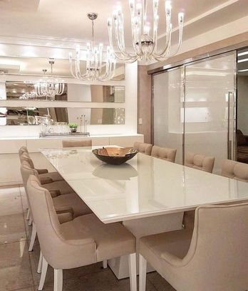 Sala de jantar mobilhada.