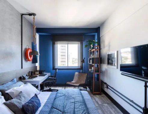 Quarto com ambiente para home office.
