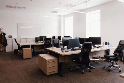 Sala principal aberta, com mobiliário de escritório. Computadores não inclusos.