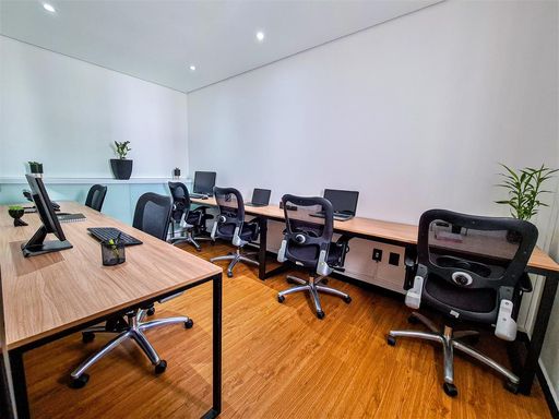 Sala fechada, com mobiliário de escritório. Computadores não inclusos.