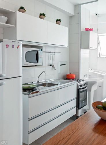 Cozinha com móveis planejados, integrada à área de serviço.
