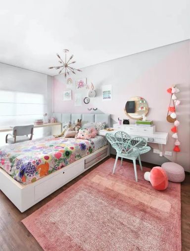 Quarto infantil, com espaço para estudos.