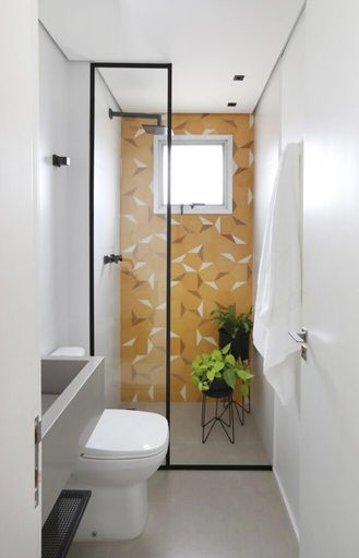 Banheiro com box de vidro.