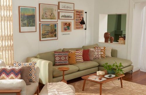 Sala espaçosa com mobilia.