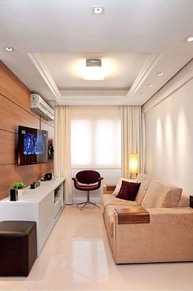 Sala com teto em sanca (mobília não inclusa).