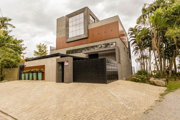 Sobrado à Venda com 6 quartos, 1100m² PRAINHA, s/n - Prainha, Guaratuba-PR