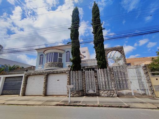 Casa à Venda com 3 quartos, 318m² Centro, Santa Rita do Sapucaí-MG