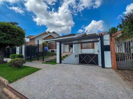 Sobrado à Venda com 4 quartos Jardim Monte Belo, Maringá-PR