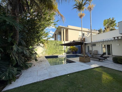 Casa à Venda com 5 quartos, 620m² Copacabana Residencial, Maringá-PR