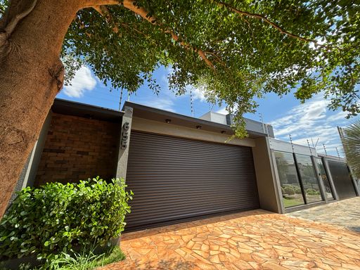 Casa à Venda com 3 quartos, 212m² Jardim Munique, Maringá-PR