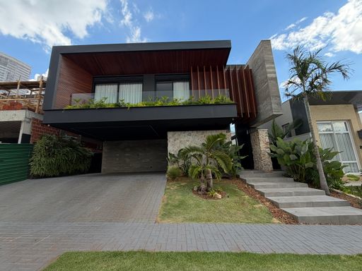 Casa de Condomínio à Venda com 4 quartos, 658m² Centro, Maringá-PR
