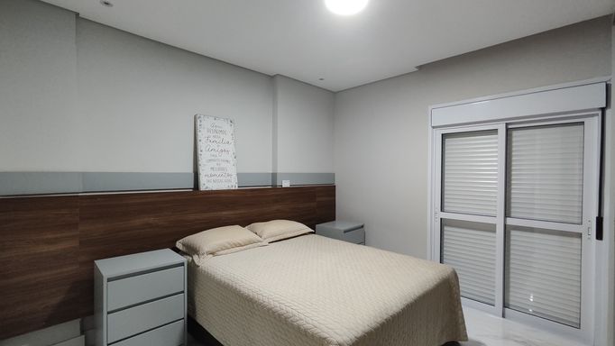 Segunda suíte confortável e bem distribuída.