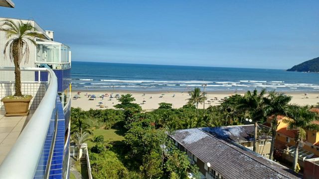 Varanda com vista panorâmica para o mar, perfeita para apreciar o nascer do sol.