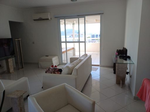 Sala ampla e integrada, perfeita para momentos de convivência com conforto e sofisticação.