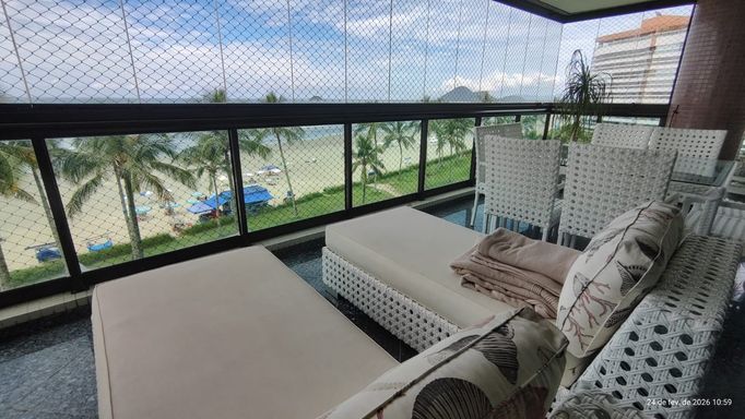 Solarium elegante, ideal para aproveitar o sol com conforto e privacidade.