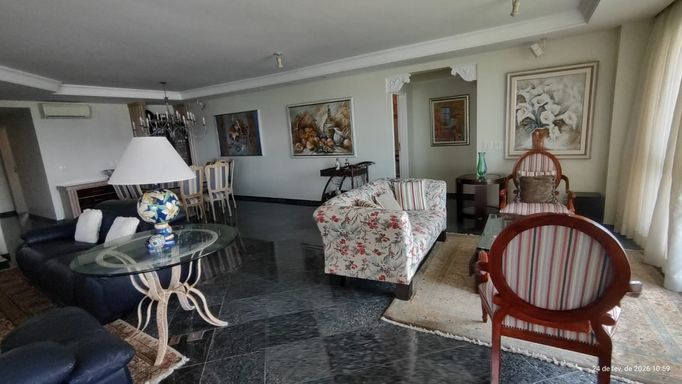 Sala de estar generosa, perfeita para momentos de convivência com requinte e aconchego.