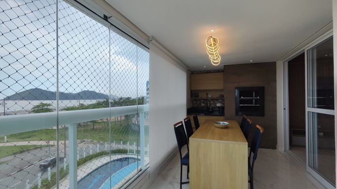 Varanda com ótima ventilação e luz da manhã.