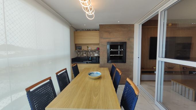 Vagas de garagem paralelas e cobertas.