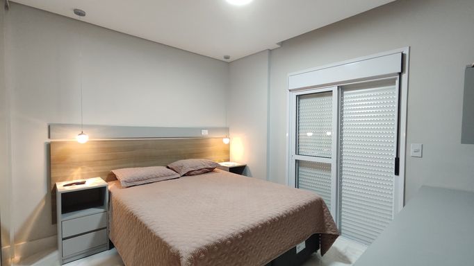 Suíte principal espaçosa e aconchegante.