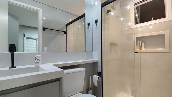 Banheiro da segunda suíte moderno e funcional.