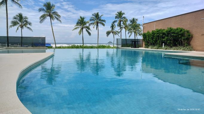 Piscina adulto com design sofisticado, perfeita para relaxar em dias ensolarados.