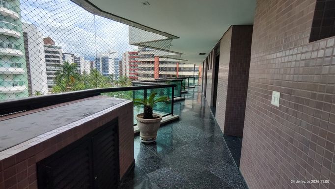 Um lobby elegante que impressiona desde o primeiro momento, com acabamento refinado e atmosfera de hotel cinco estrelas.