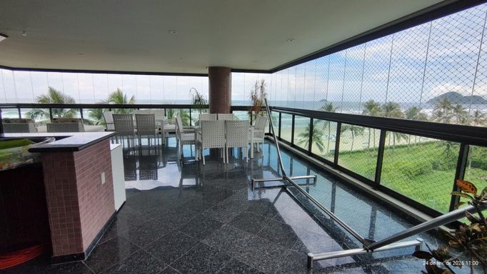 Varanda gourmet ampla, perfeita para reunir amigos e família com vista privilegiada e clima de resort.