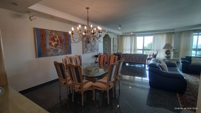 Espaço ideal para receber convidados com elegância, integrado ao living e com excelente circulação.